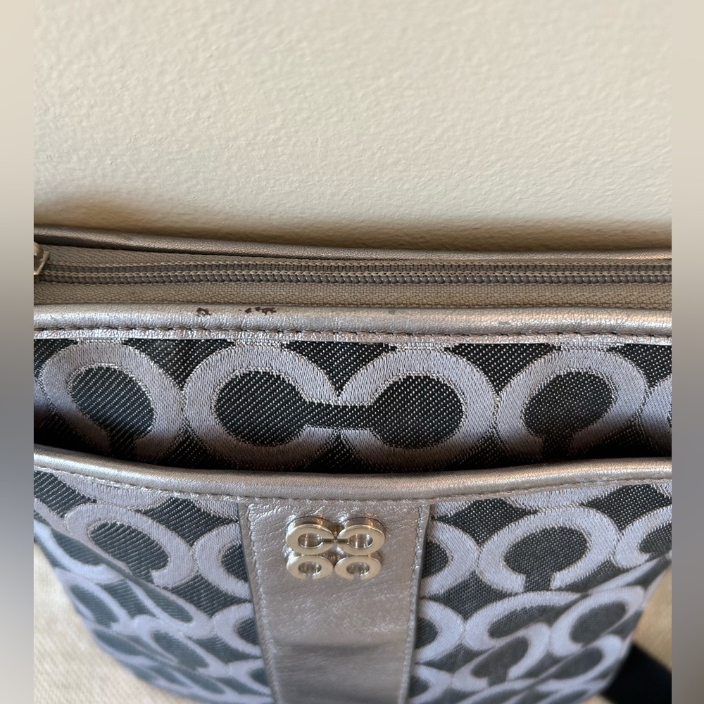 Coach Julia Op Art Swing Pack in Black & Silver w Fuchsia Lining - Picture 7 of 10